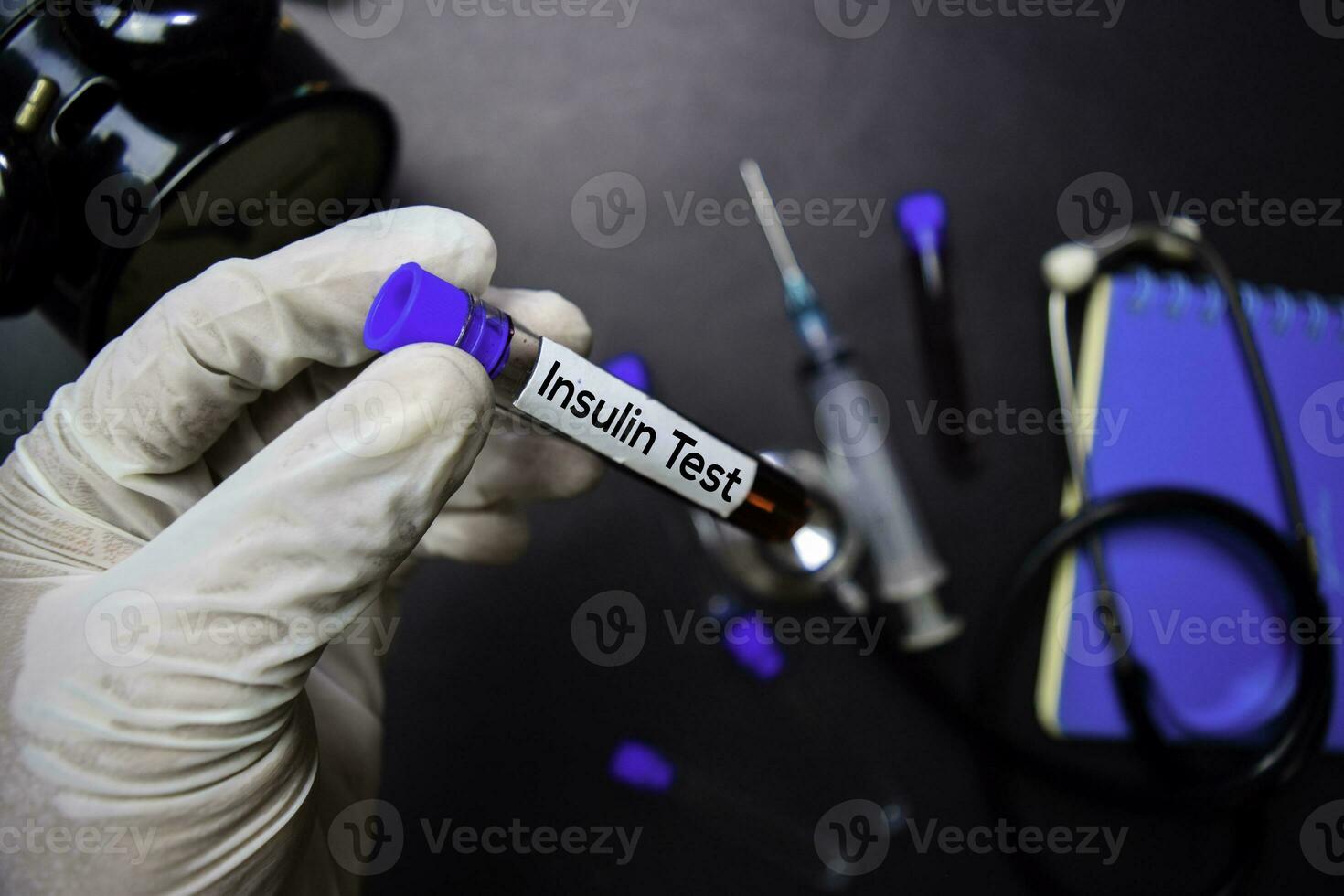 insulin testa text med blod prov. topp se isolerat på svart bakgrund. sjukvård medicinsk begrepp foto
