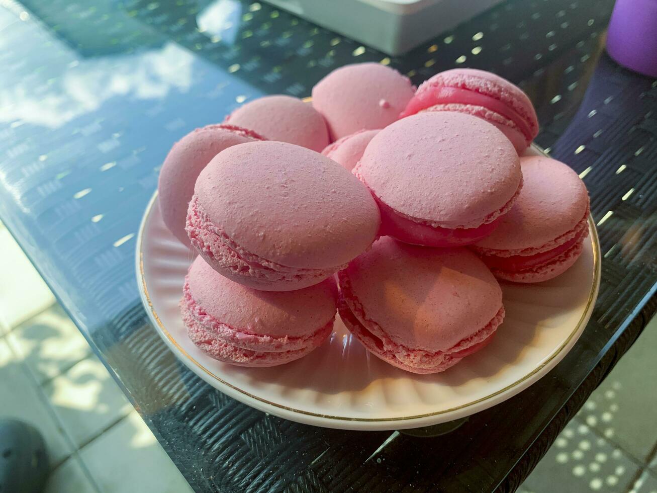 hemlagad rosa macaroons på tallrik. studio Foto