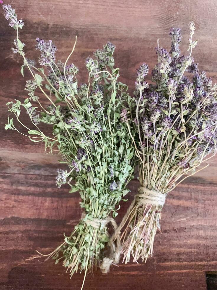 torkades medicinsk blommor och örter på trä- bakgrund. studio Foto