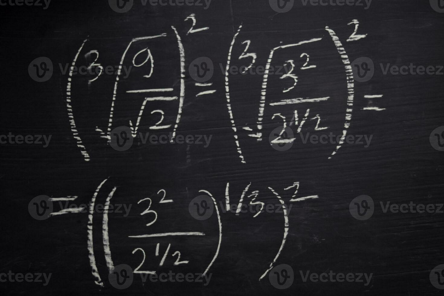 stänga upp matematik formler skriven på en svarta tavlan. utbildning begrepp foto