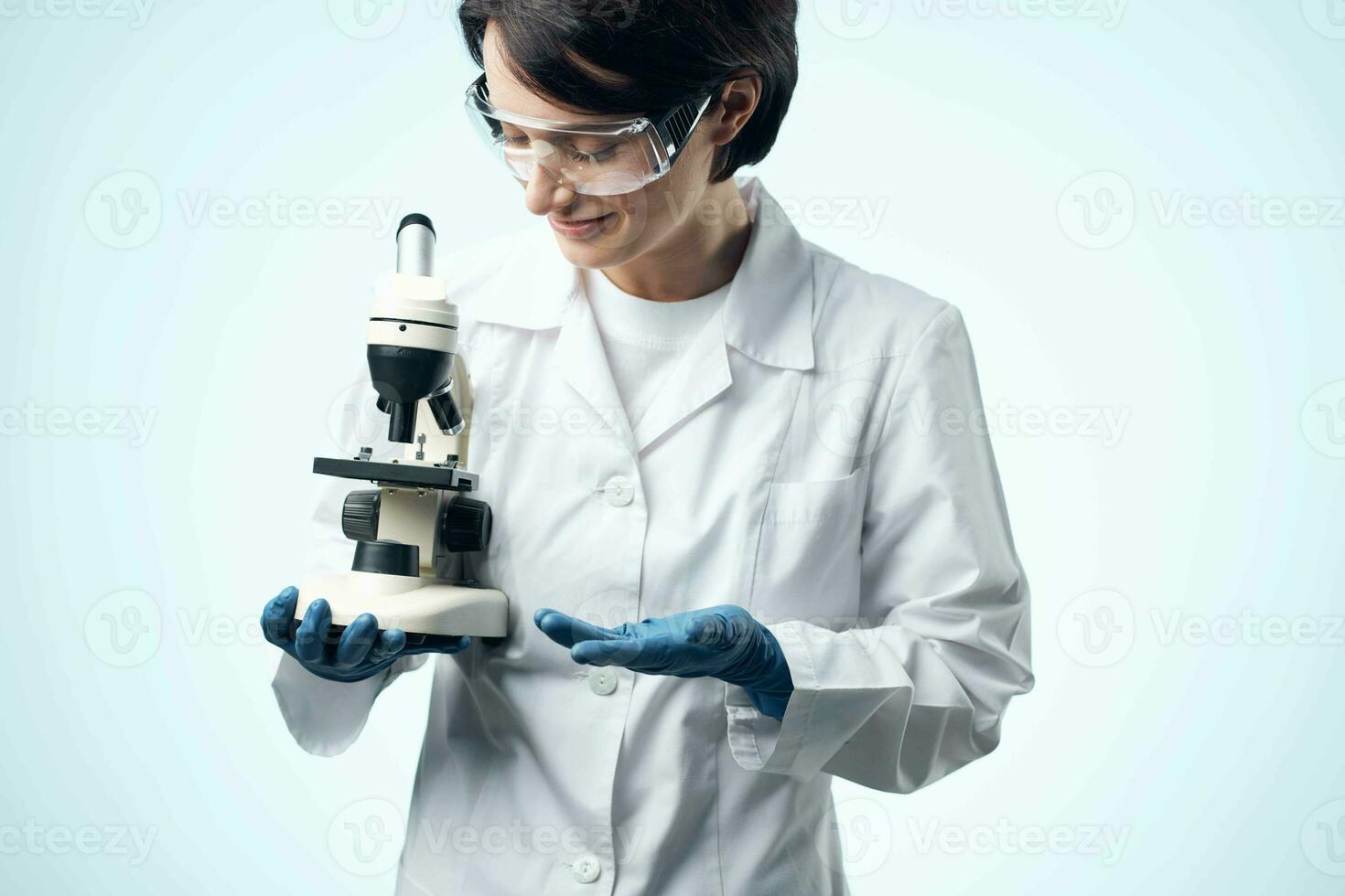 kvinna laboratorium assistent ser på en mikroskop teknologi forskning foto
