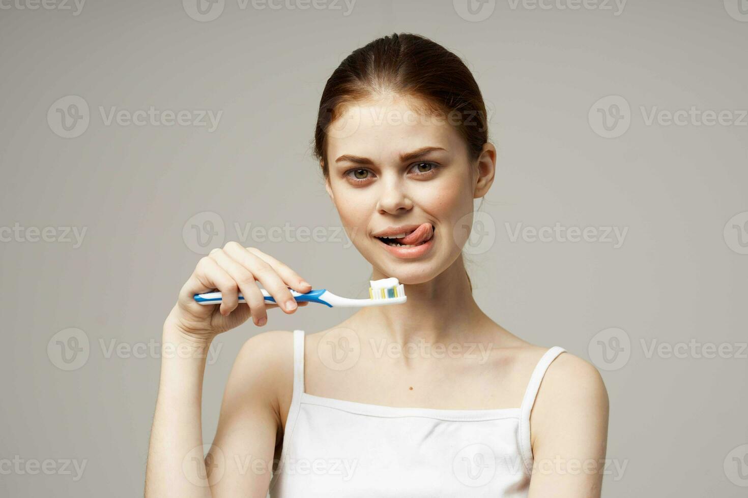 glad kvinna tandborste hygien tandkräm foto