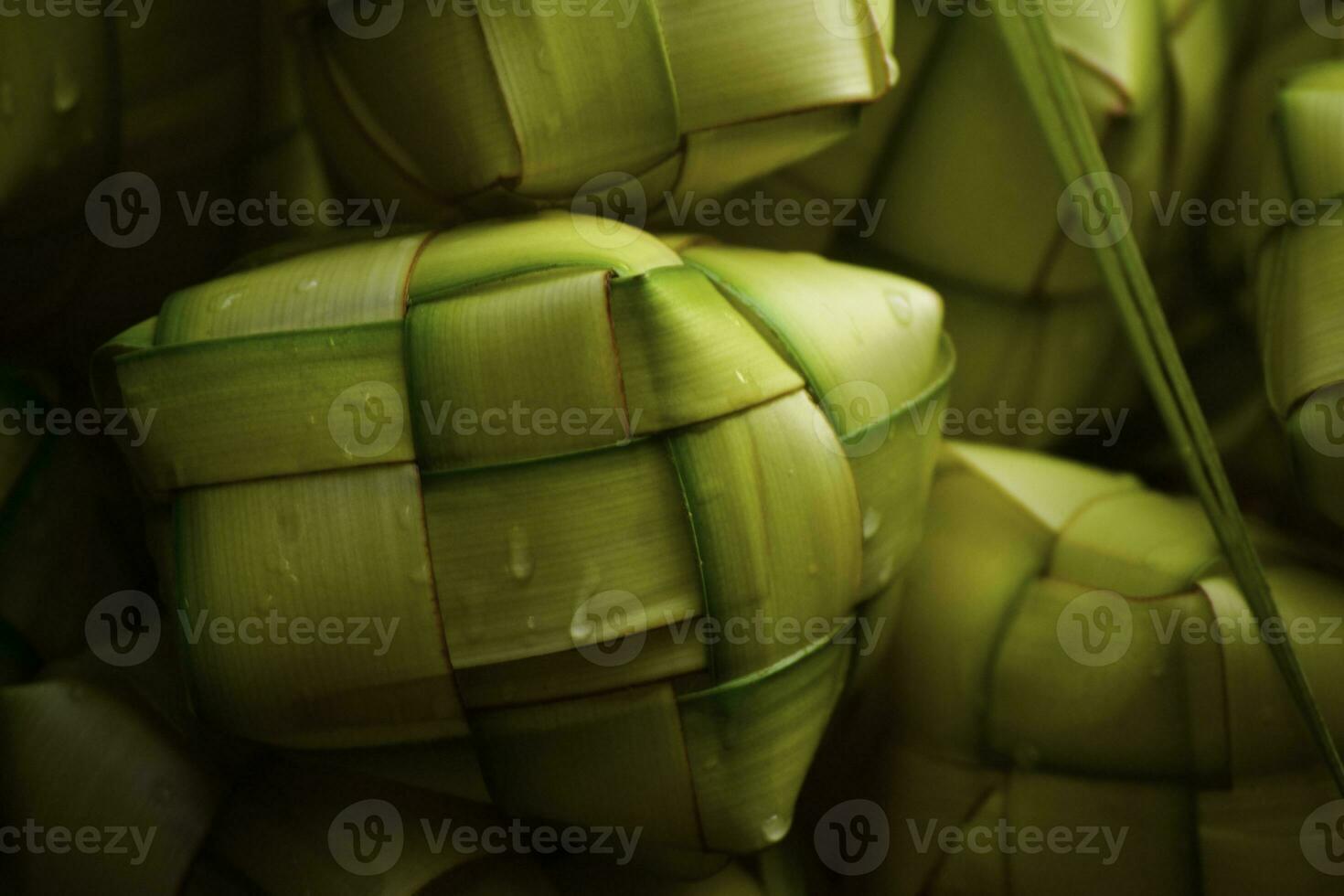 Ketupat asiatisk ris klimp. Ketupat är en naturlig ris hölje tillverkad från ung kokos löv för matlagning ris under eid mubarak eid ul fitr foto