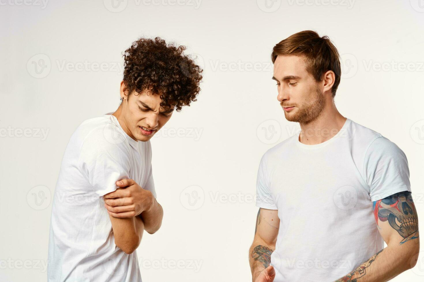 två glad vänner i vit t-tröjor känslor studio foto