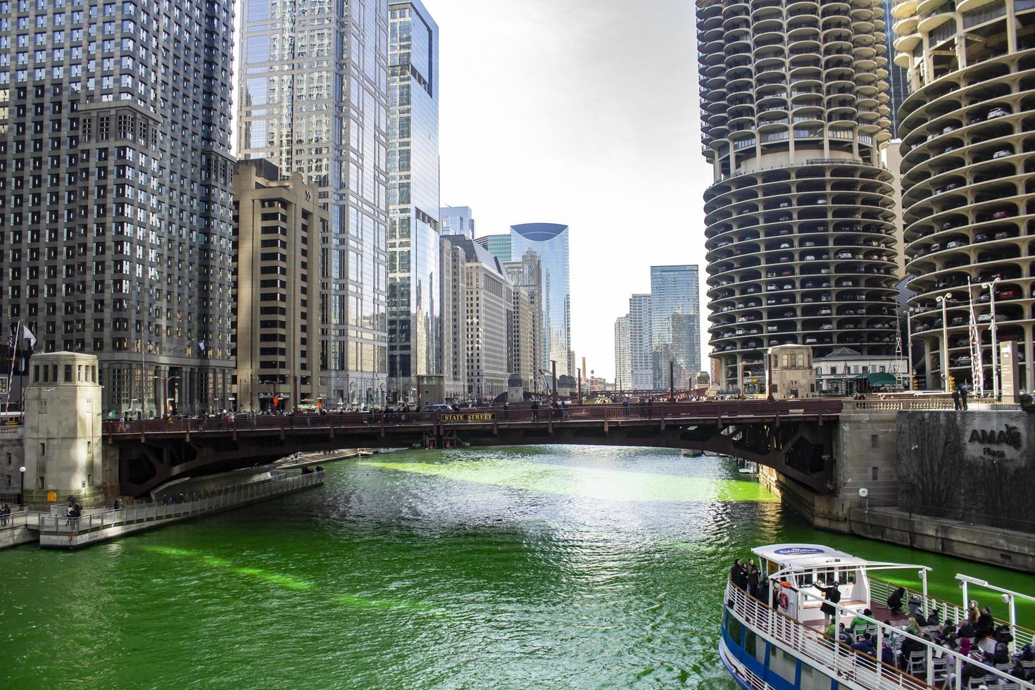 Chicago, Illinois, 17 mars 2017 - St Patrick's Day på Chicago Riverwalk foto