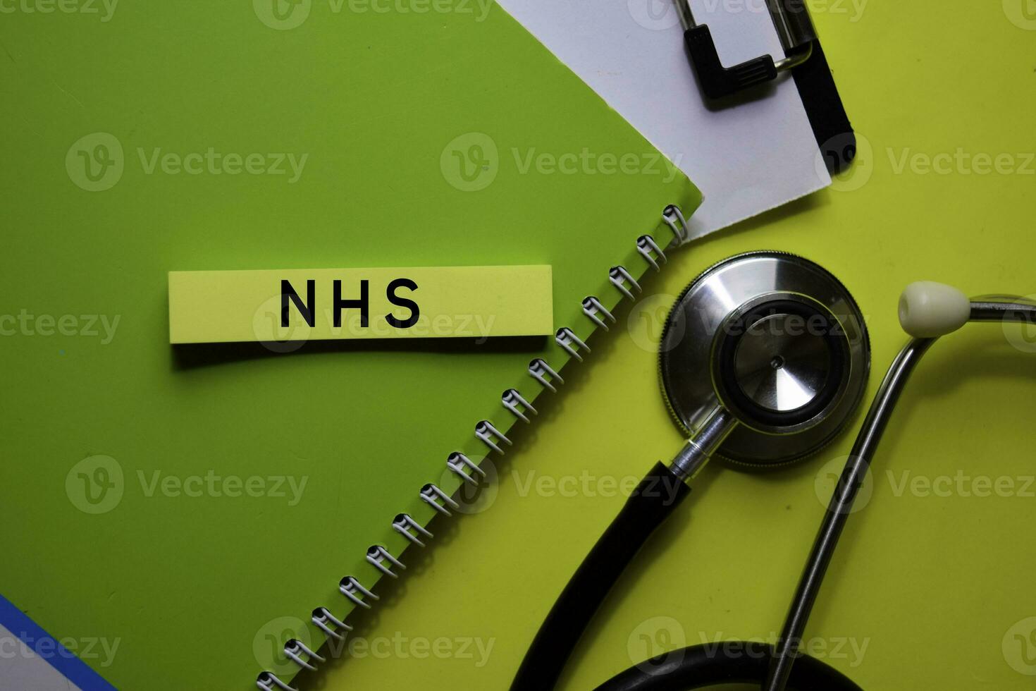 nHS på de klibbig anteckningar med gul bakgrund. sjukvård eller medicinsk begrepp foto