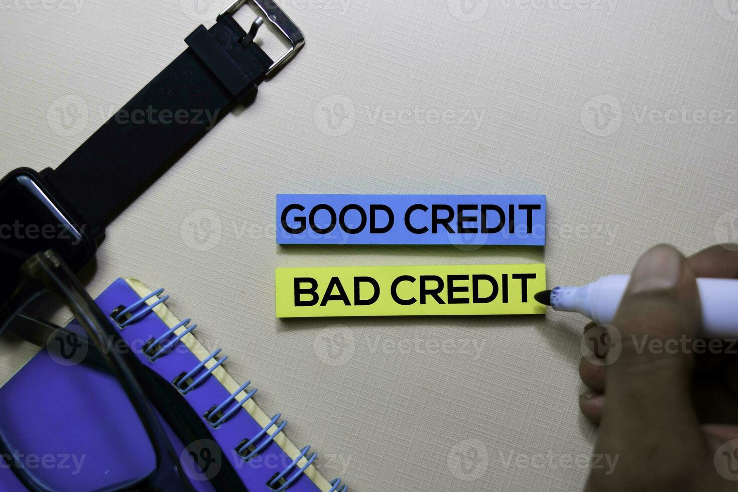 Bra kreditera eller dålig kreditera text på klibbig anteckningar isolerat på kontor skrivbord foto