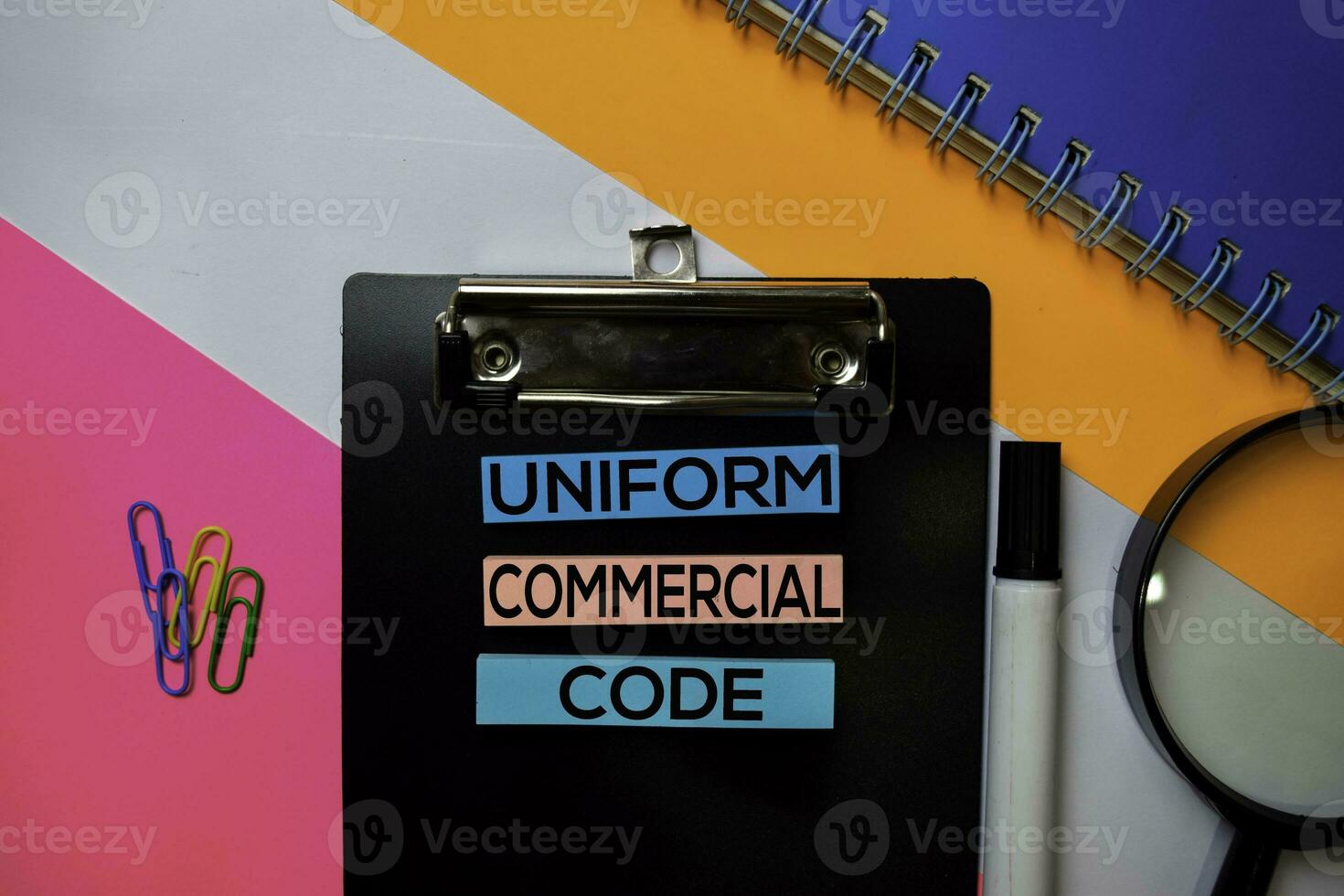 enhetlig kommersiell koda text på klibbig anteckningar med Färg kontor skrivbord begrepp foto