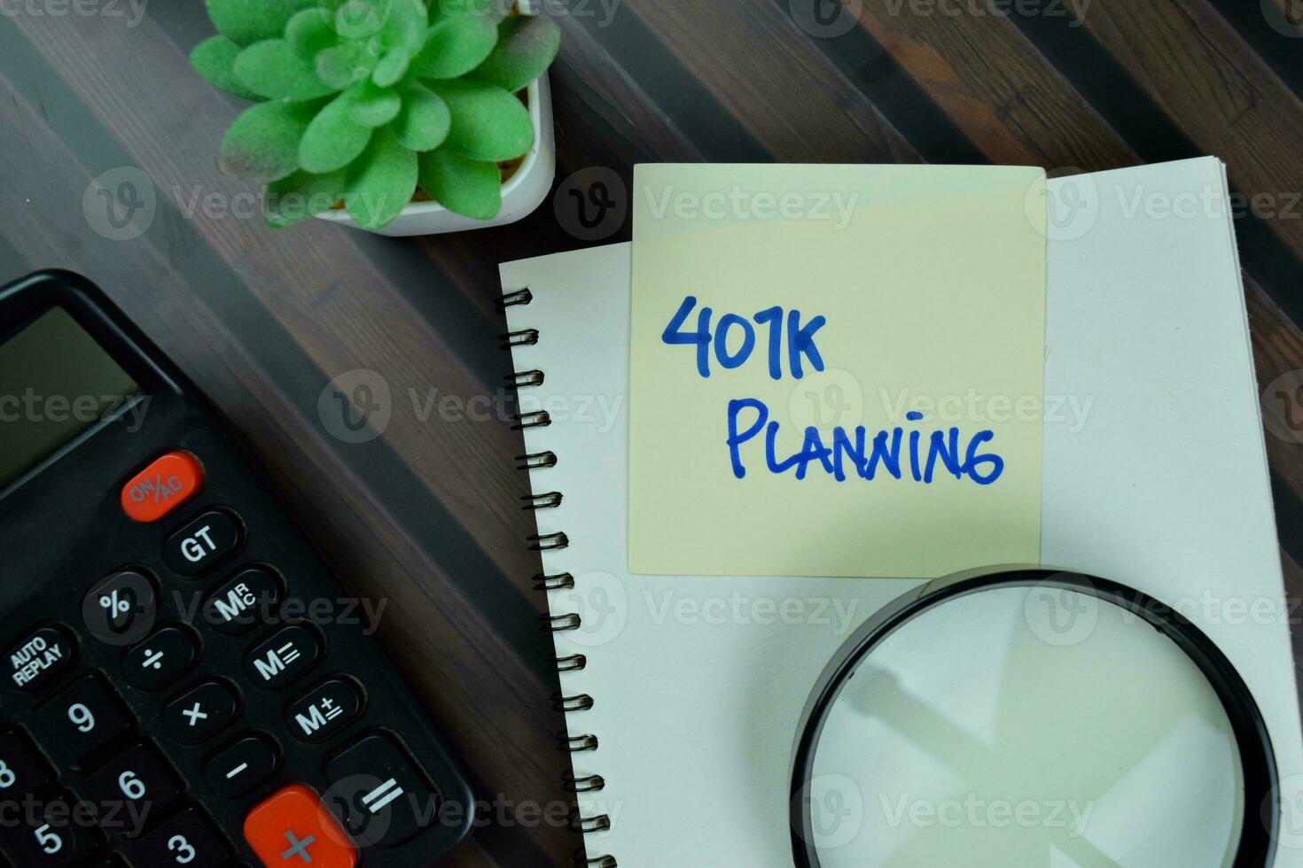 401k planera skriva på klibbig anteckningar isolerat på trä- tabell. foto