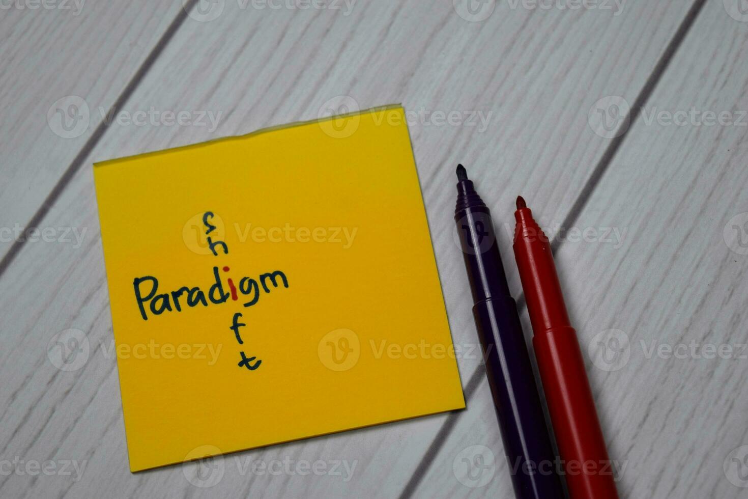 paradigm och flytta skriva på klibbig anteckningar isolerat på kontor skrivbord foto