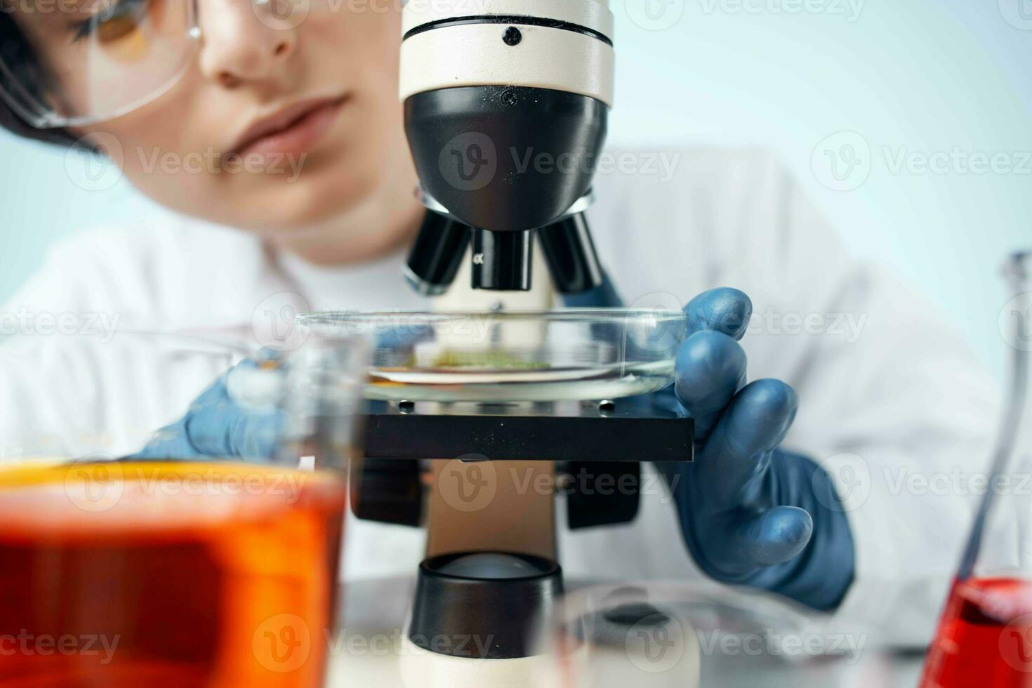 kvinna laboratorium assistent mikroskop diagnostik forskning mikrobiologi foto