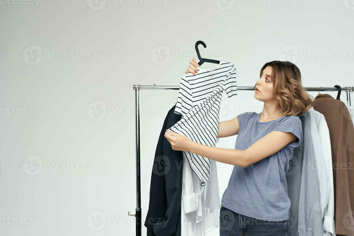 skön kvinna kläder galge handla isolerat bakgrund foto