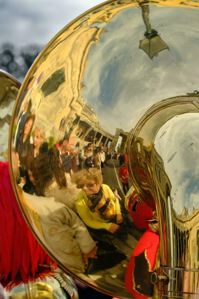reflektioner i de tubas av färgrik filharmonisk orkestrar under de känd påsk litania processioner foto