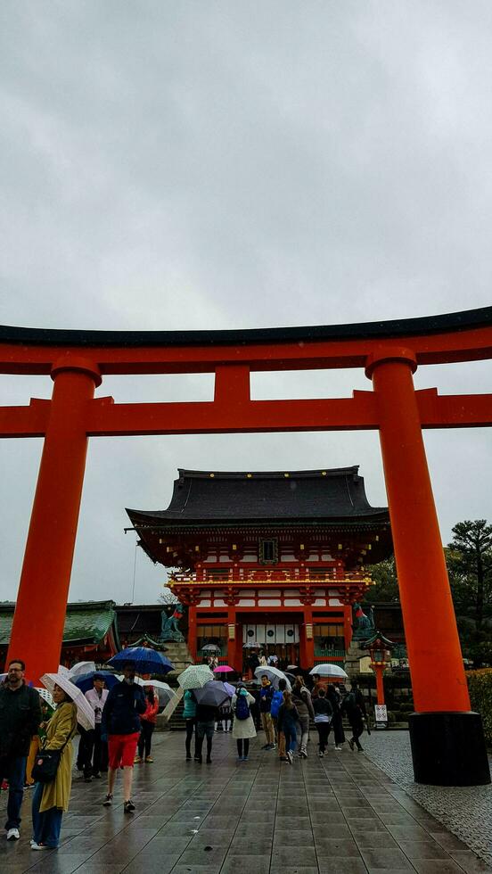 Kyoto, japan i april 2019. de jätte toriien Port i främre av romon Port på de ingång av fushimi inari taisha helgedom. foto