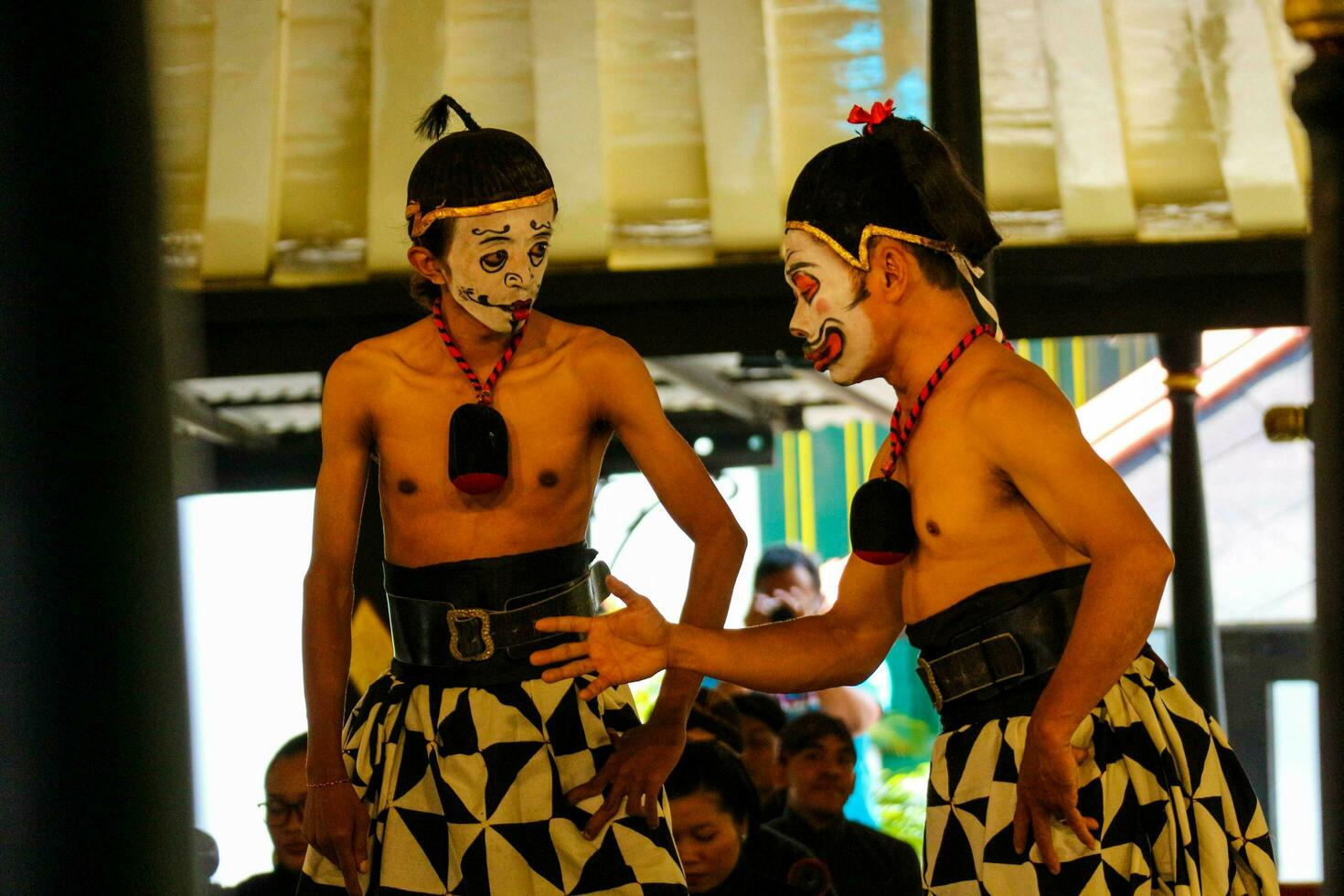yogyakarta, indonesien på oktober 2022. marionett människor på de yogyakarta palats, de prestanda visad är handla om de spela av de tecken petruk, semar, och gareng. foto