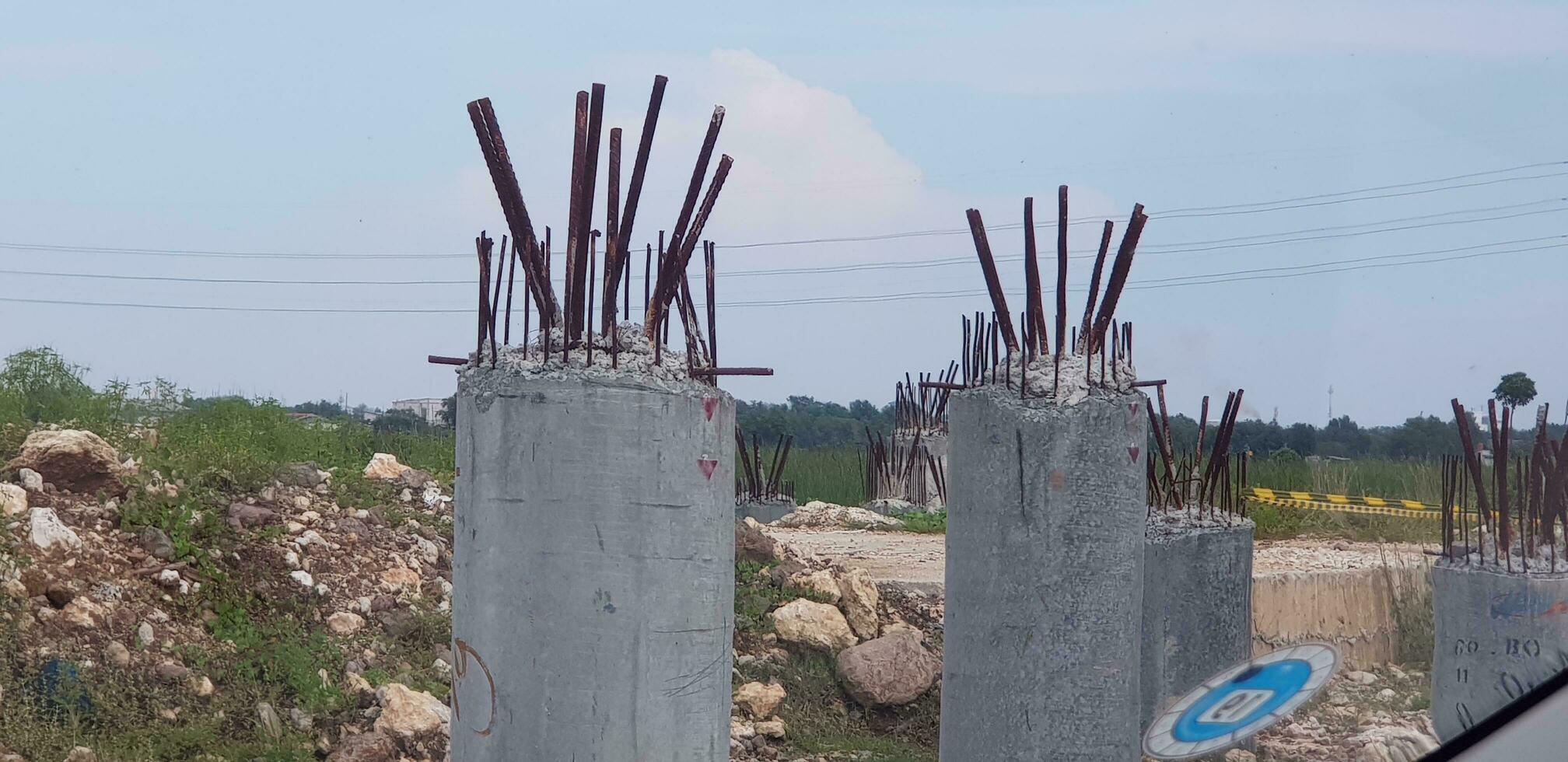 jakarta, indonesien i april 2019. de spunpile pålar ha varit skära och vänster strängar och ytterligare järn fylla pålar för förbindelse till de pilhuvud strukturera foto