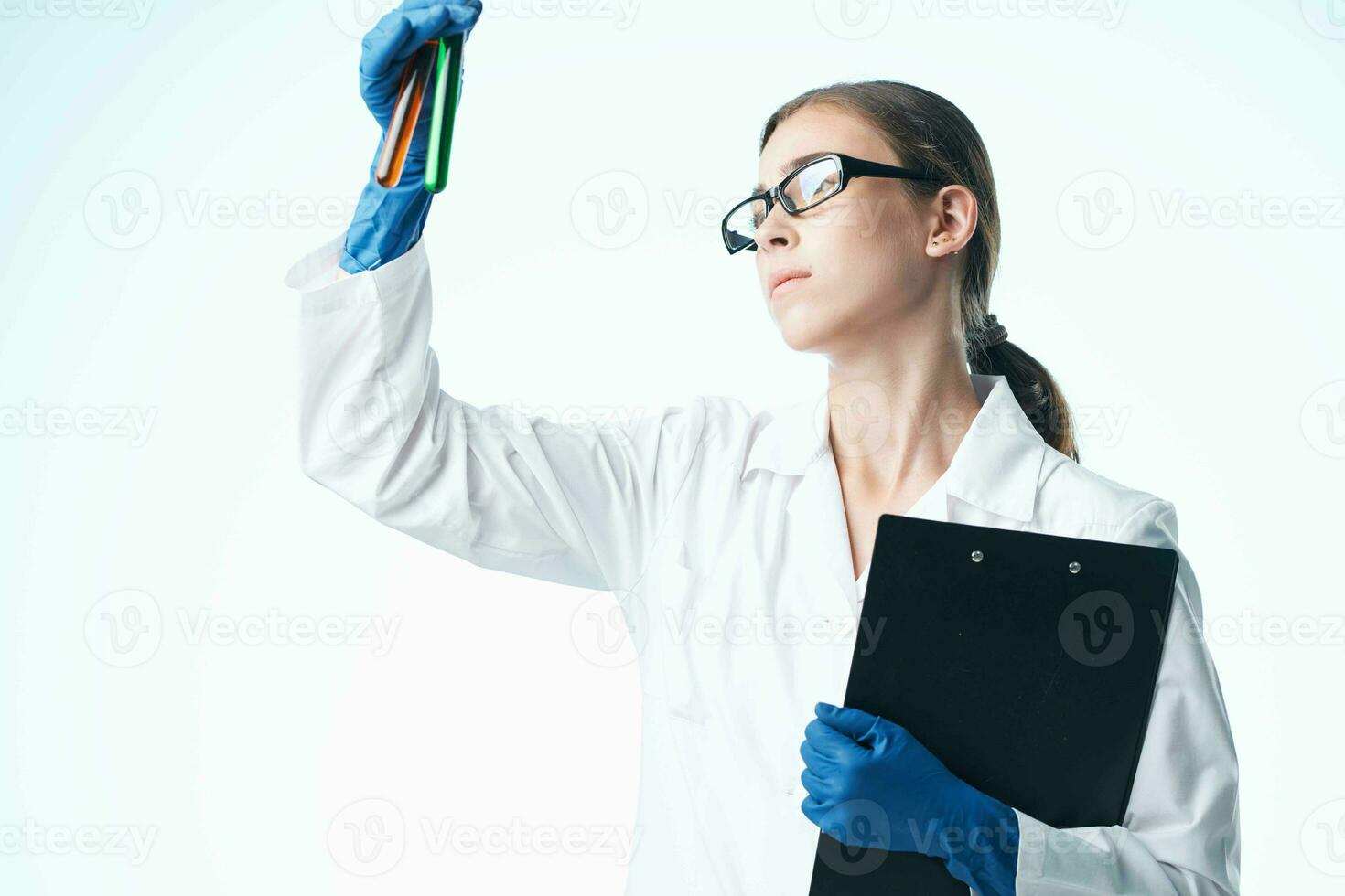 kvinna laboratorium assistent i vit täcka kemisk lösning forskning bioteknik foto