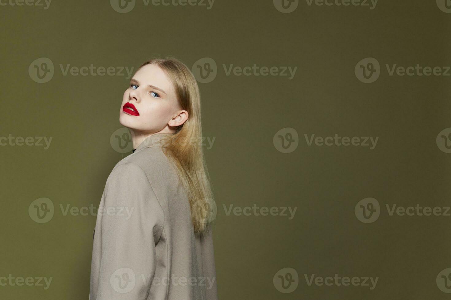 glamorös kvinna med röd mun täcka ljus smink studio modell oförändrad foto