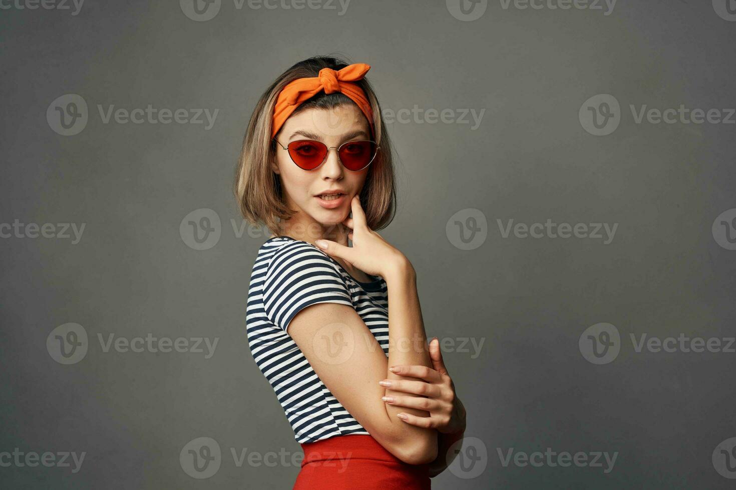 Söt kvinna i randig t-shirt röd kjol Framställ mode sommar stil foto