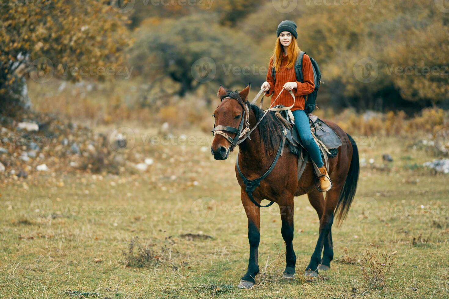 kvinna vandrare ridning en häst på natur resa foto