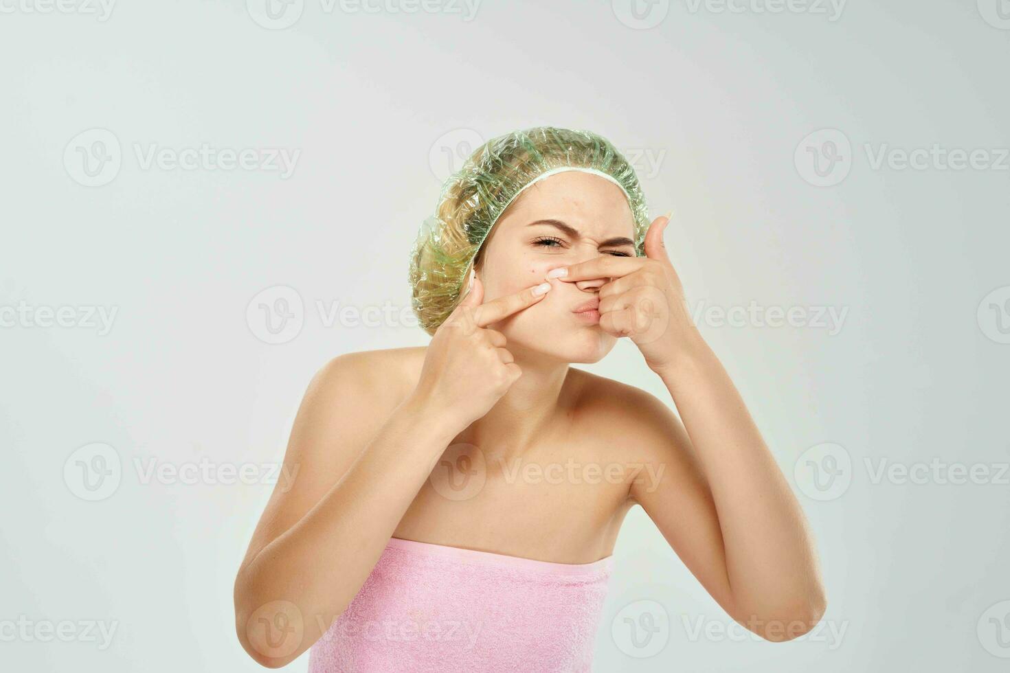 kvinna pressar finnar på henne ansikte dermatologi hud problem foto