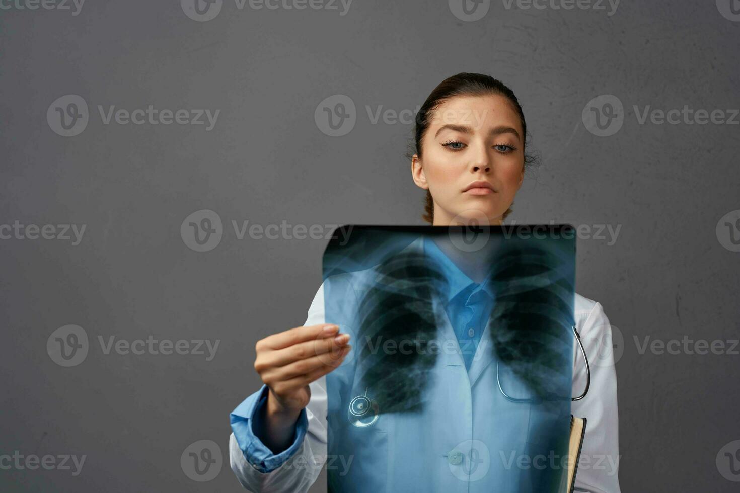 radiolog i en klä på sig klänning undersökning sjukhus röntgenstrålar foto