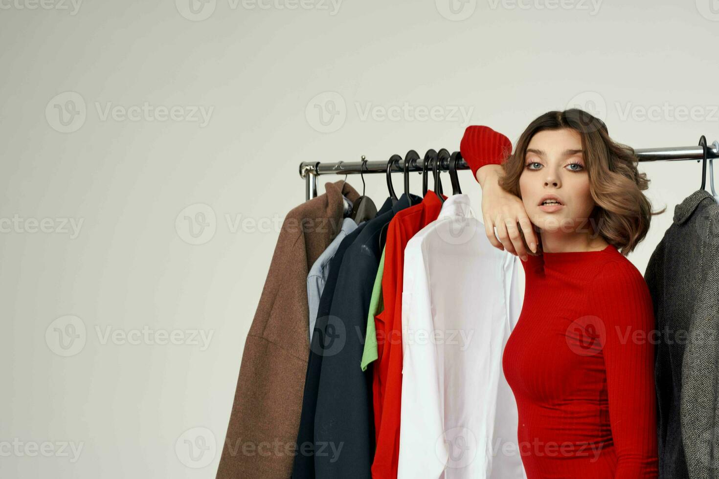 skön kvinna Nästa till kläder mode roligt detaljhandeln isolerat bakgrund foto