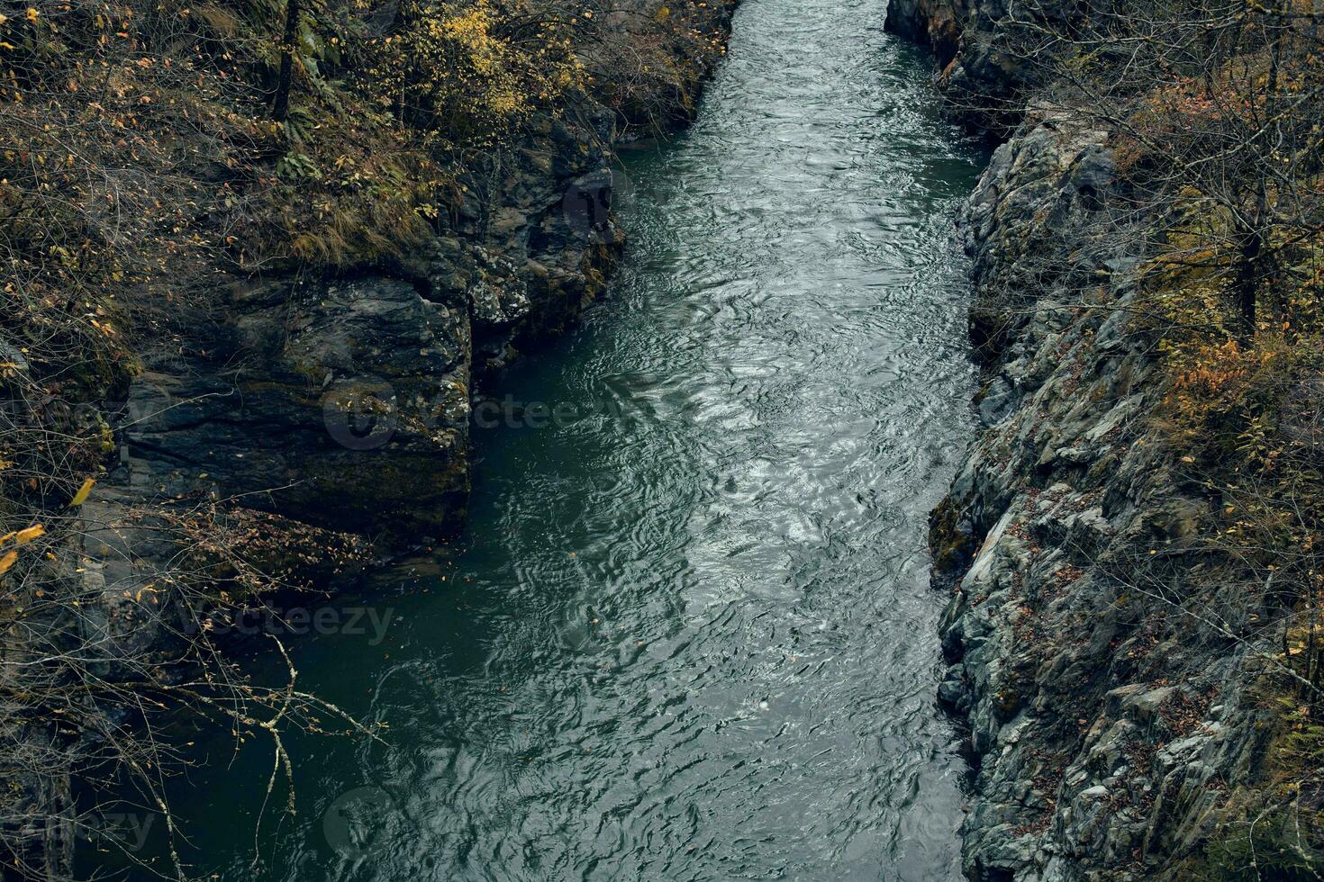 klippig bergen flod natur topp se resa färsk luft foto