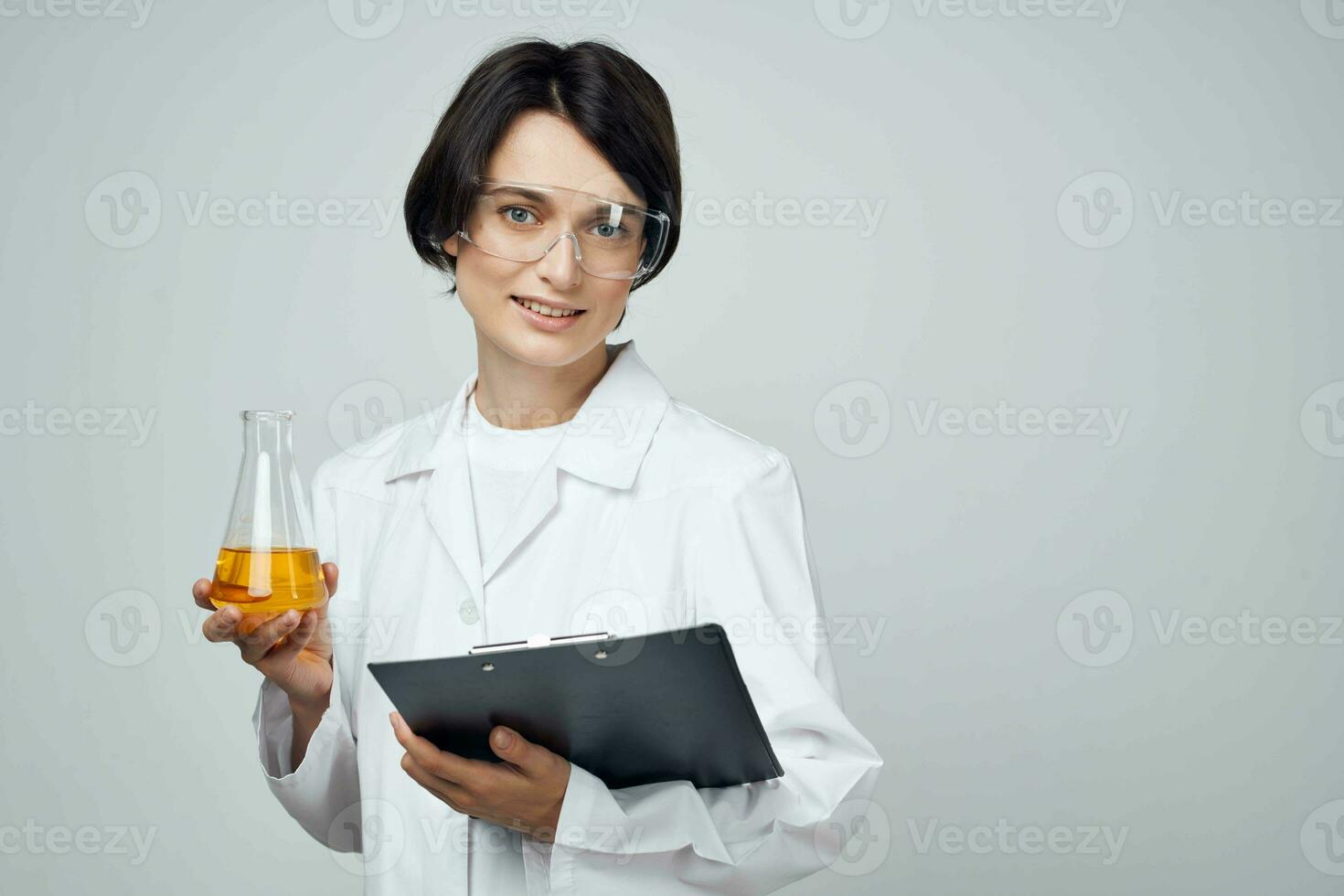 kvinna med kemisk lösning laboratorium professionell biologi foto