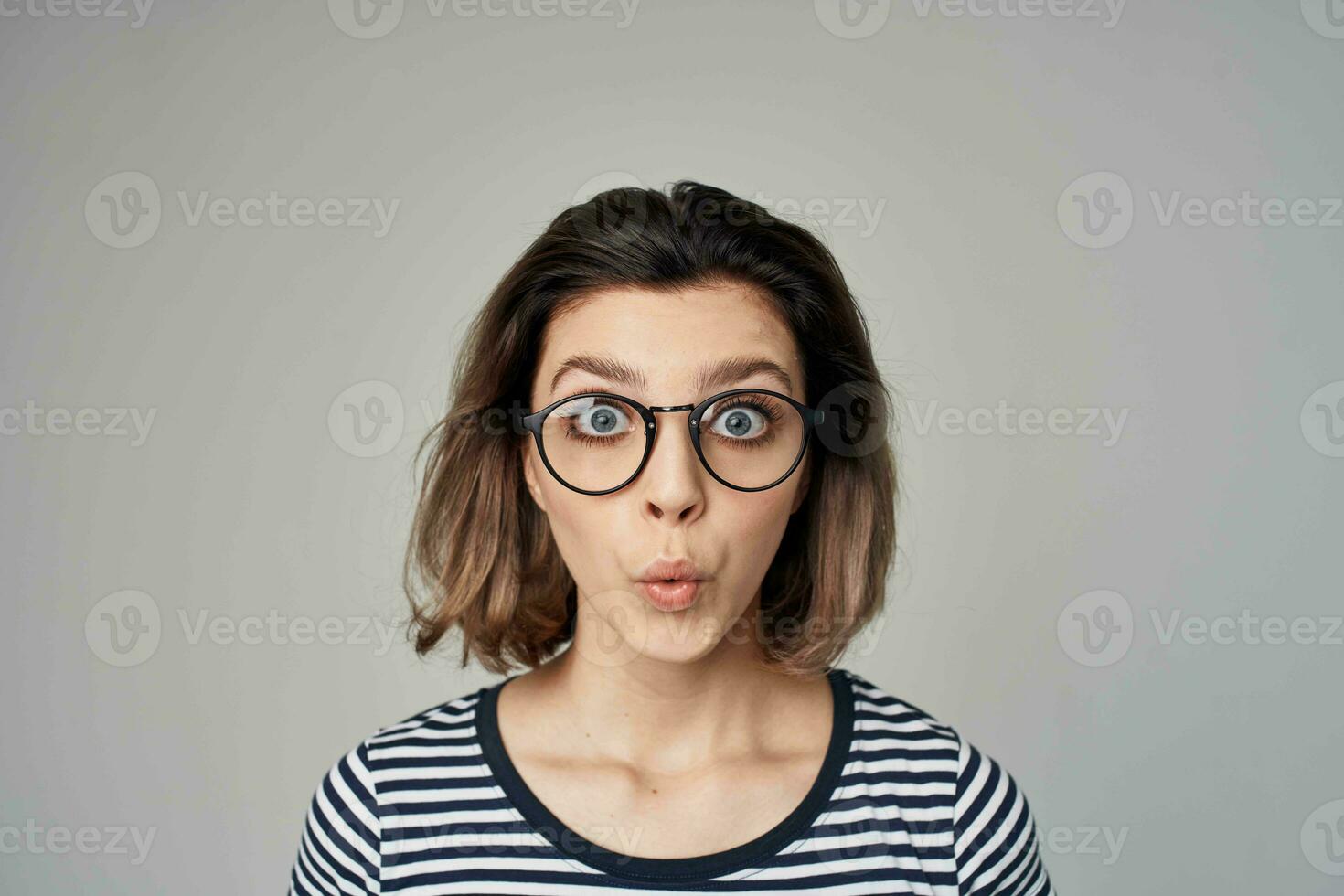 kvinna i en randig t-shirt modern stil frisyr foto