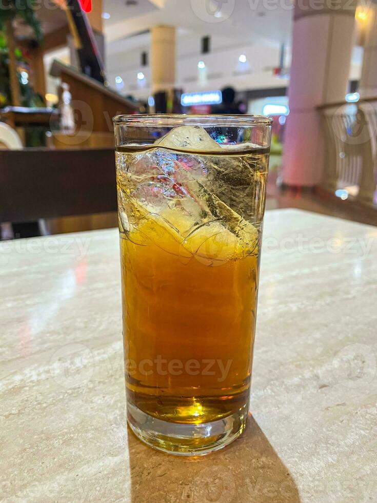 iced te en uppfriskande sommar cocktail, med is kuber foto