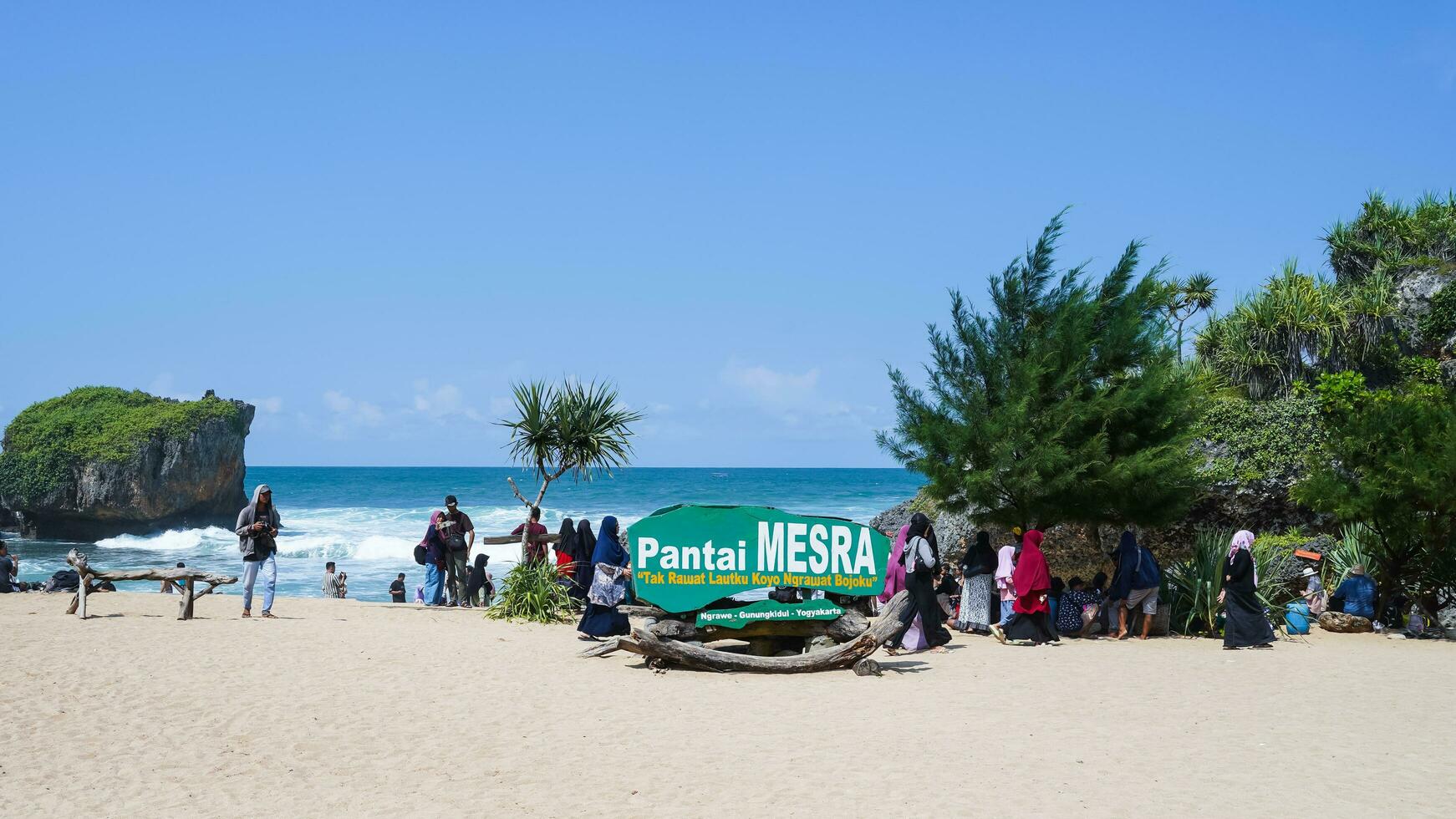 yogyakarta, Indonesien, Maj 10, 2023, skön tropisk hav strand med blå himmel, pantai mesra foto