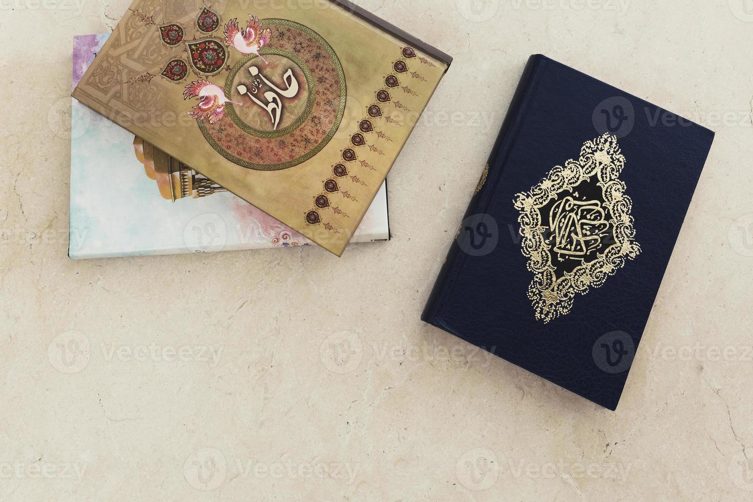 ovanifrån ramadankoncept med koranen. vackert fotokoncept med hög kvalitet och upplösning foto