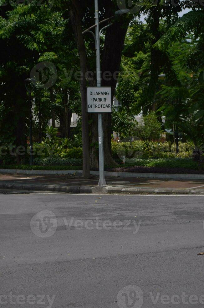 varning tecken Nej parkering på de trottoar foto