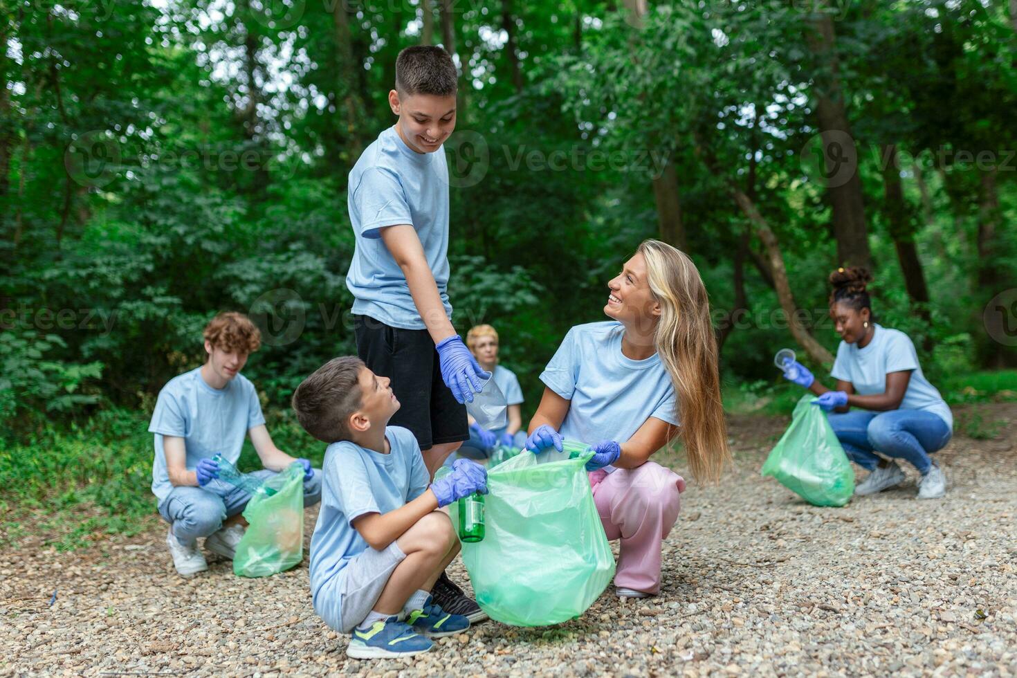 grupp av volontärer rengöring upp skog från avfall, gemenskap service begrepp foto