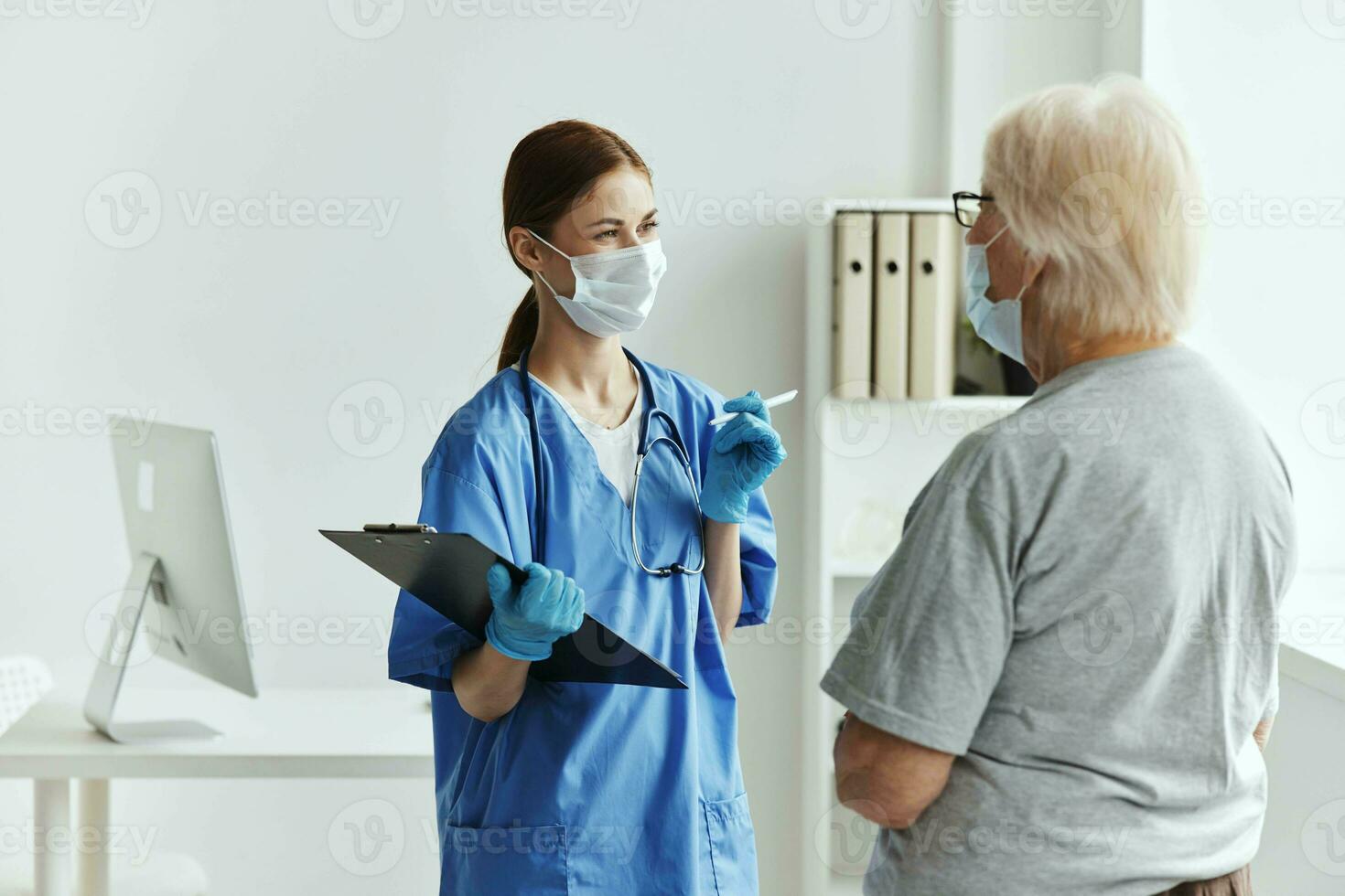 sjuksköterska och patient undersökning hälsa vård foto