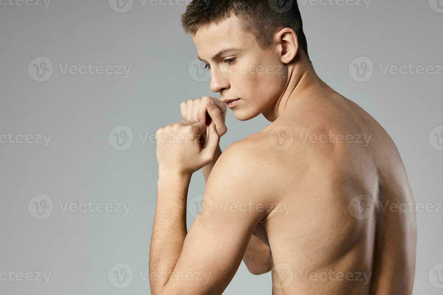atletisk män muskulös ärm muskler naken tillbaka grå bakgrund modell foto