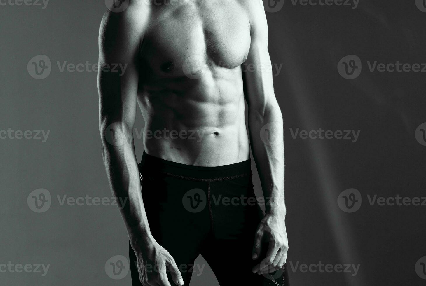 en man med en pumpade upp Tryck träna med hantlar övningar mörk bakgrund foto