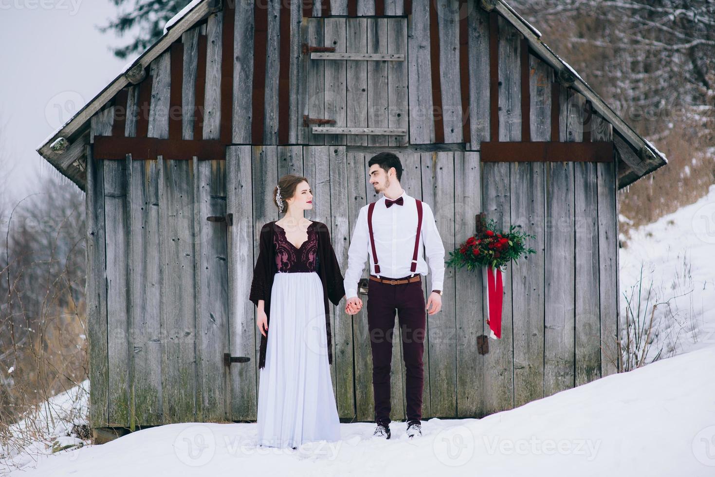 gå brudgummen och bruden i de karpatiska bergen foto