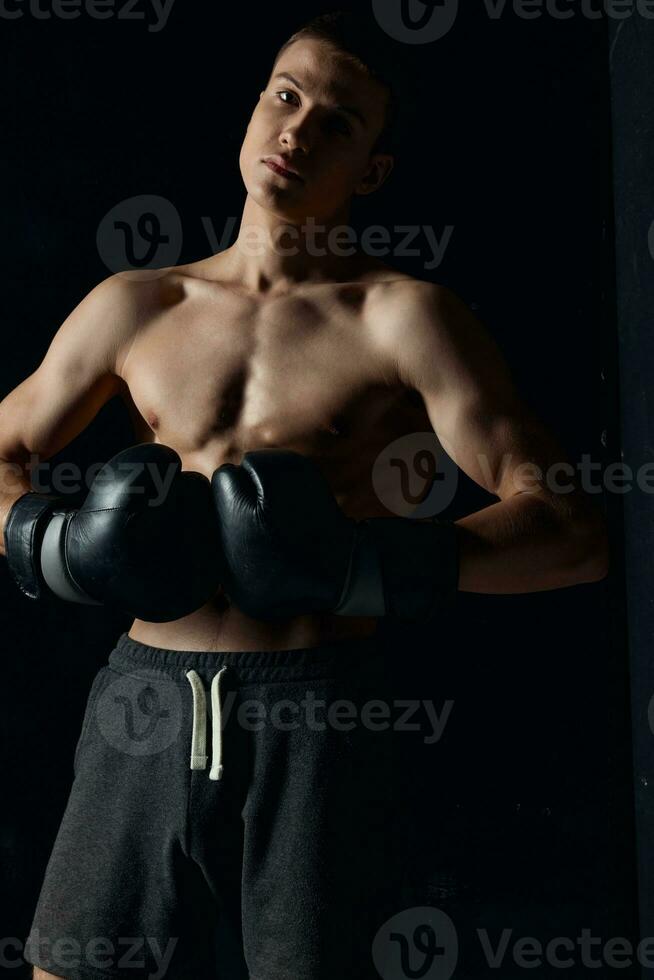 kille med boxning handskar pumpade upp torso kroppsbyggare kondition idrottare foto