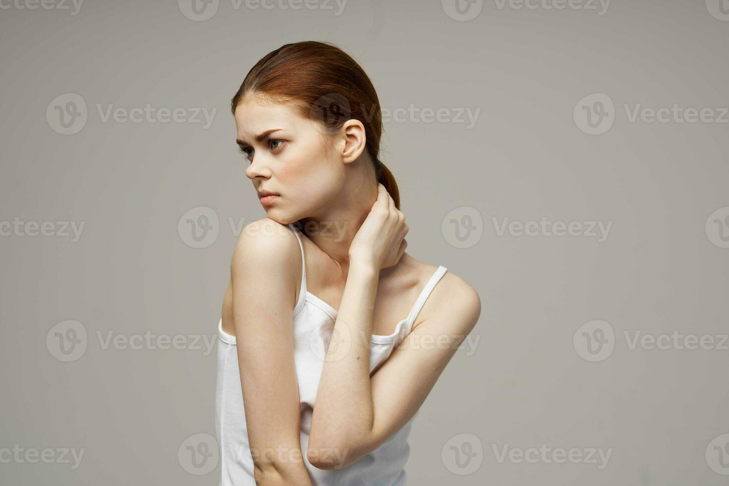 kvinna smärta i de nacke artrit kronisk sjukdom isolerat bakgrund foto