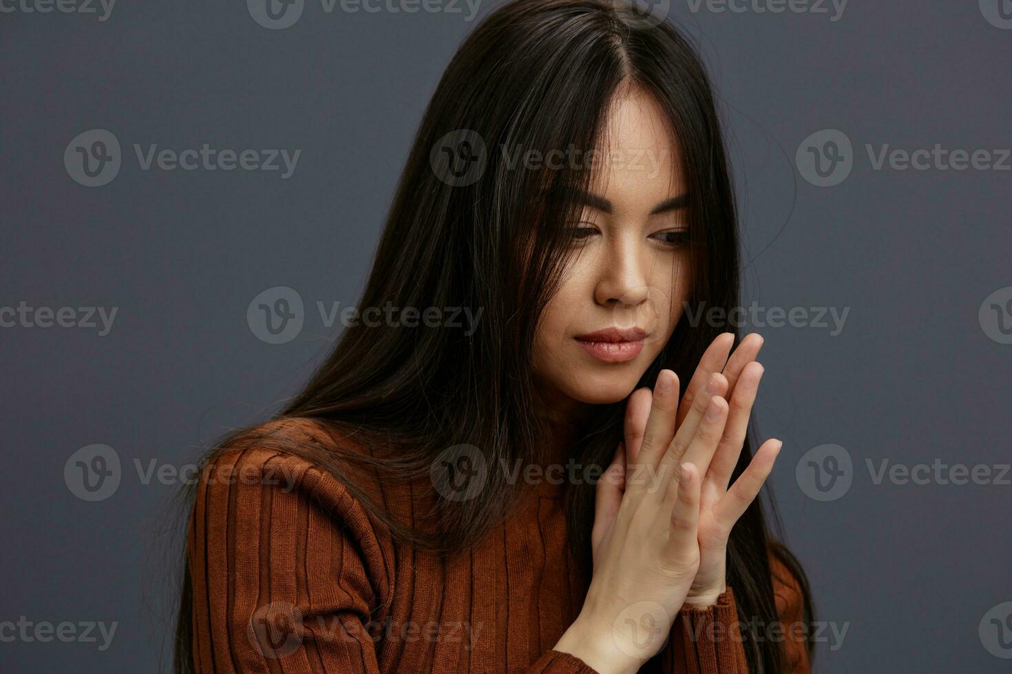 ung kvinna hand gester brun Tröja mode studio modell foto