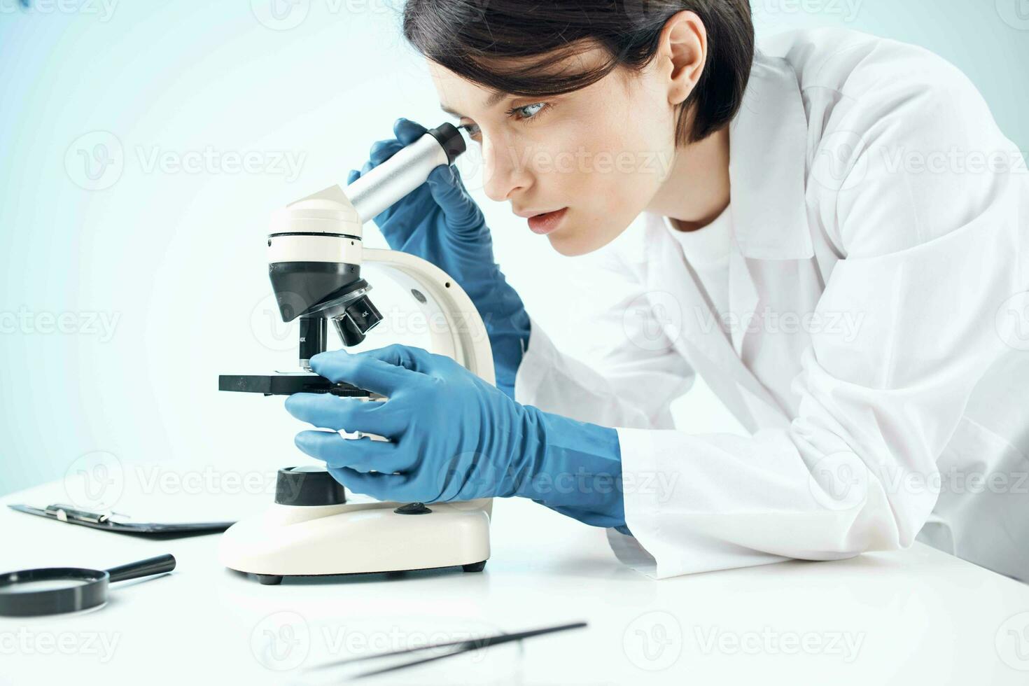 kvinna laboratorium assistent mikroskop forskning bioteknik ingenting foto