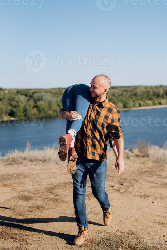 kille och flicka i burskjortor och vandringsskor foto