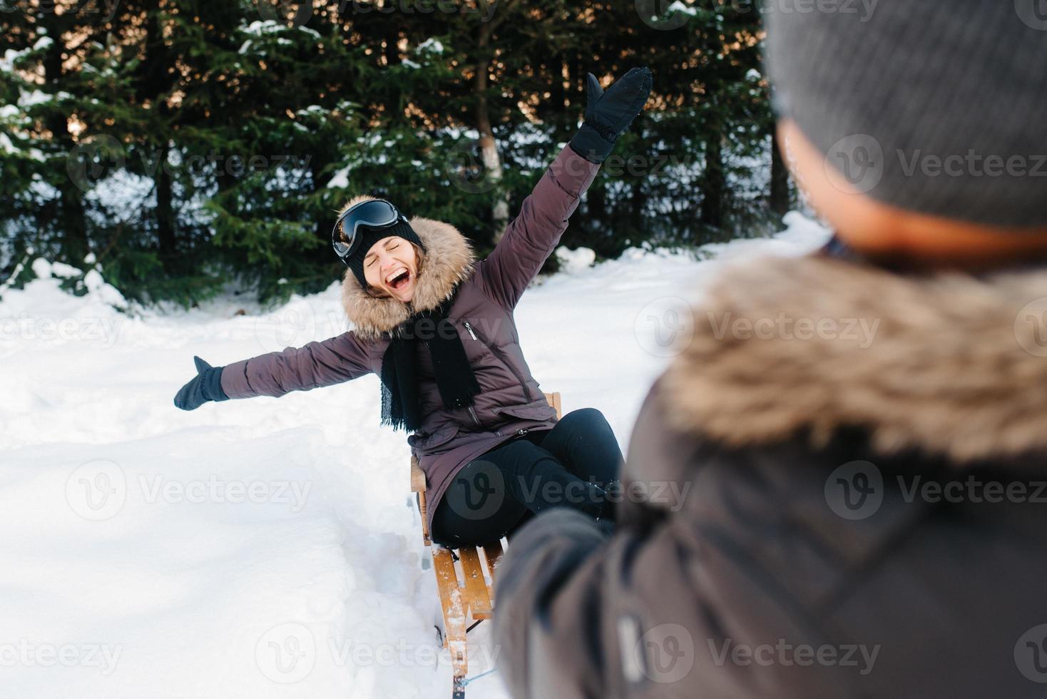 pojke och flicka utomhus på en vinterpromenad som spelar snöbollar foto