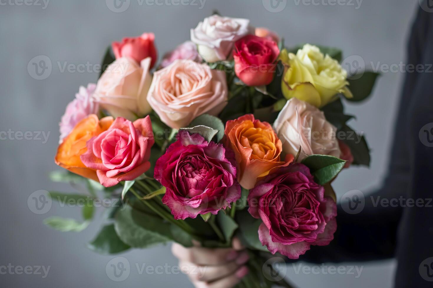 kvinna hand innehar skön bukett av rosor. mödrar dag, Semester dekor, blomma leverans begrepp. generativ ai illustration foto