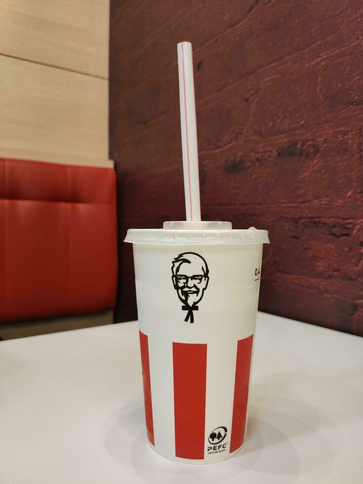 stavropol, ryssland - april 2023 kfc snabb mat restaurang. en glas av milkshake står på en tabell inuti en restaurang foto