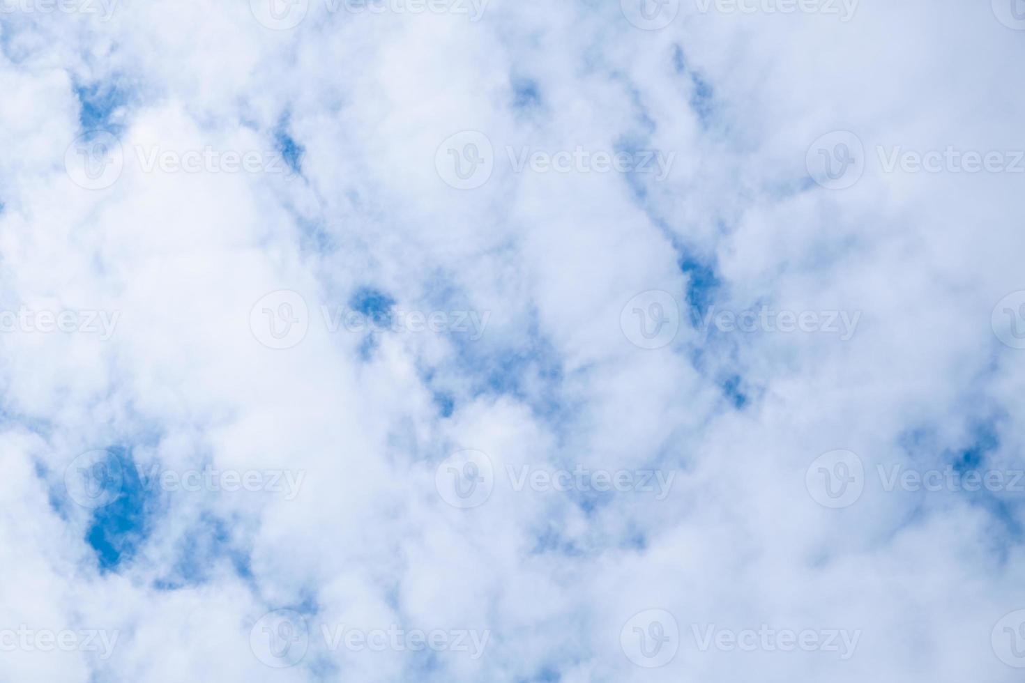 luftiga porösa moln på himlen med kopieringsutrymme, vit himmelbakgrund foto