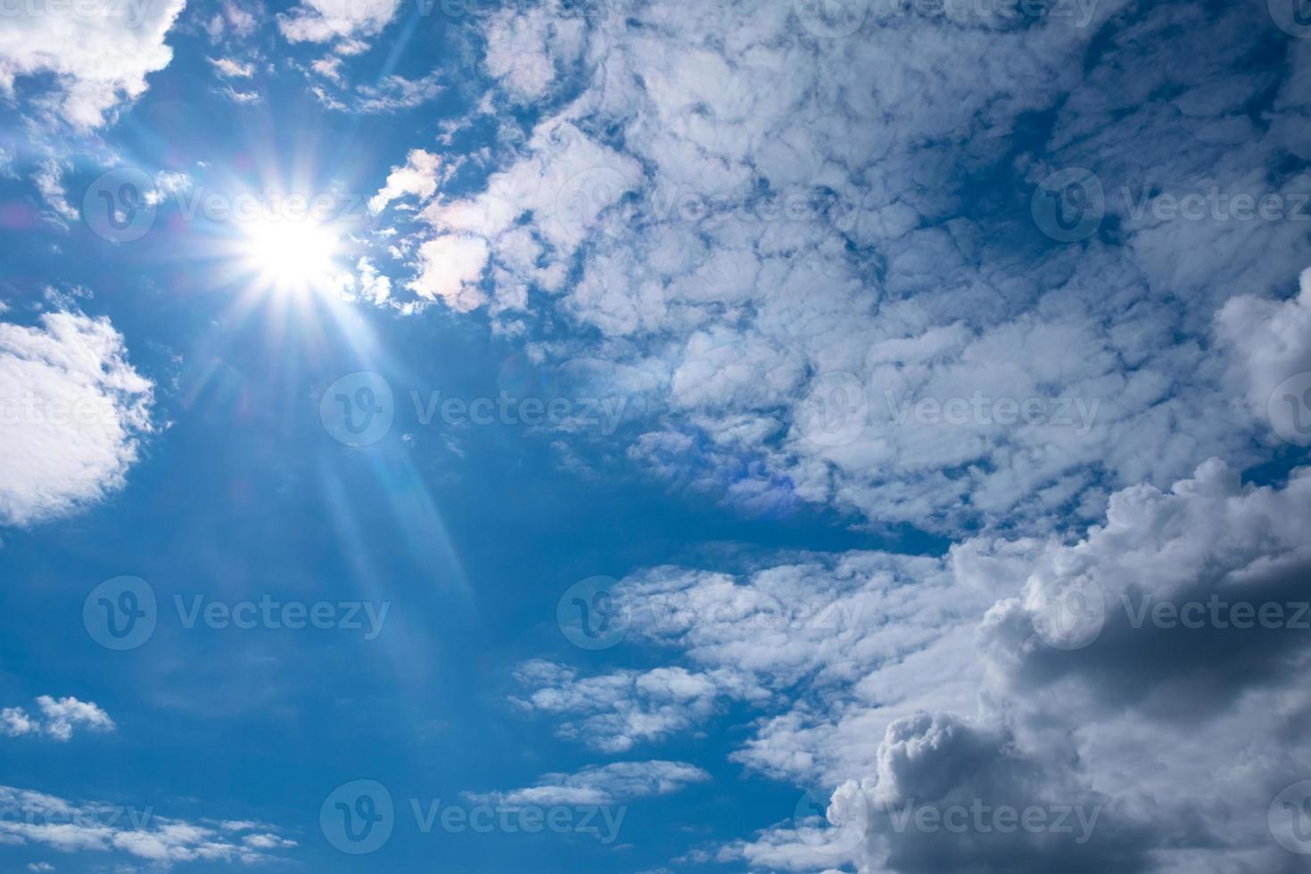 vacker vit sol och moln på blå himmel foto