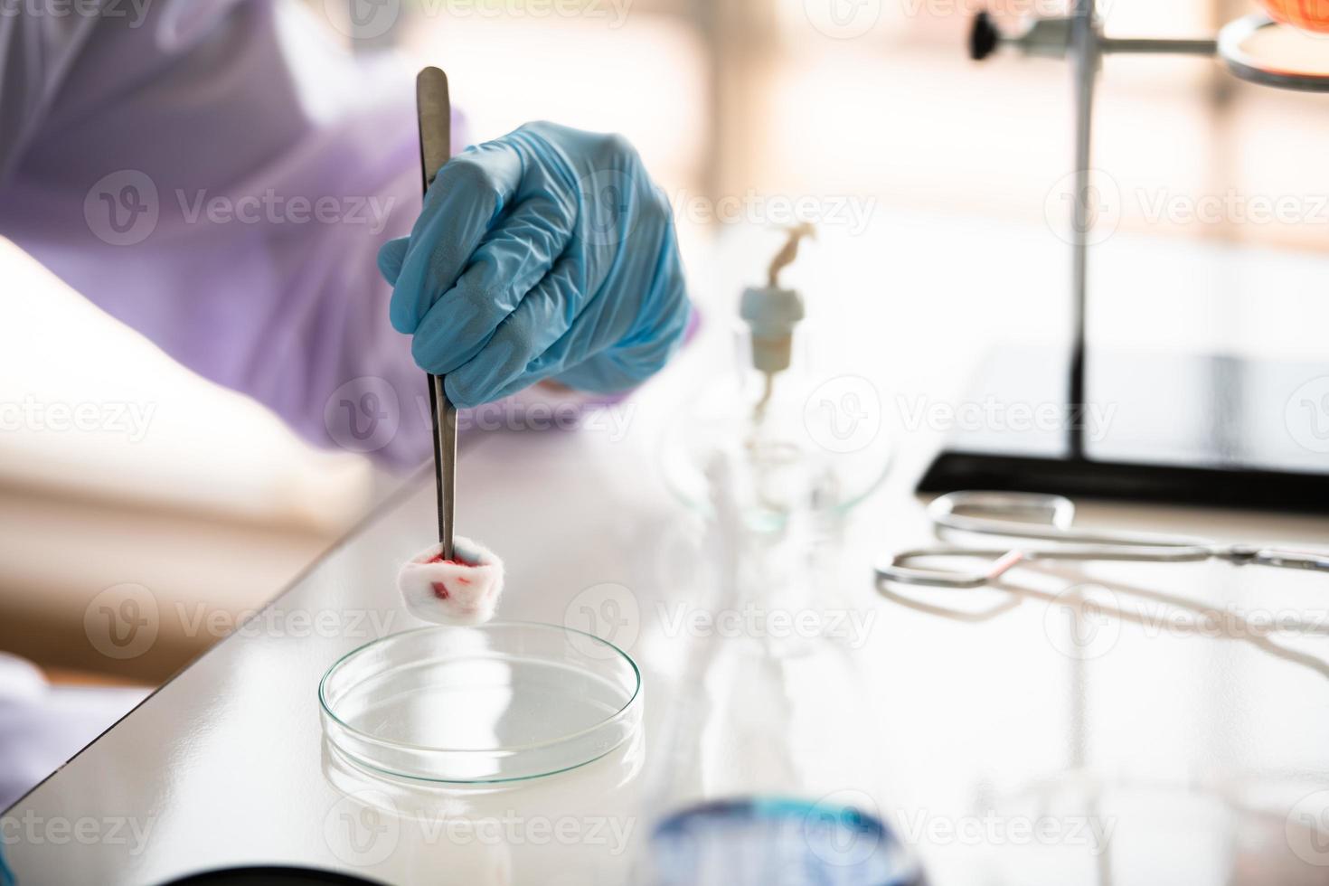 laboratoriearbete kemiska testning medicinska, färgade vätskor foto